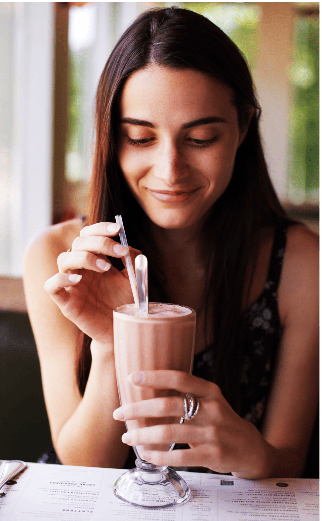 チョコレートジュースを飲む女性の画像